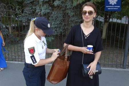 Флешмоб ко Дню флага от одесских патрульных: пешеходам и водителям дарили ленты с государственной символикой (фото)