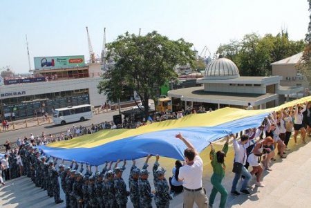 В Одессе отмечают День Государственного флага Украины (фоторепортаж)