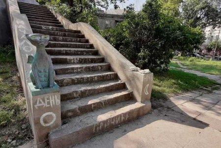 Кот-сфинкс на Военном спуске лишился своего близнеца (фото)