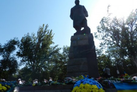 День Независимости: одесситы возложили цветы к памятнику Тарасу Шевченко (фото)