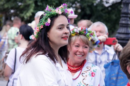 Одесситы взялись за руки и образовали живую вышиванковую цепь (фоторепортаж)