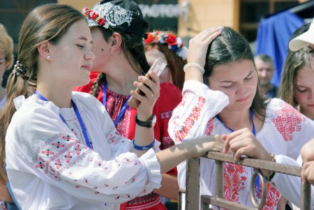 Одесситы взялись за руки и образовали живую вышиванковую цепь (фоторепортаж)