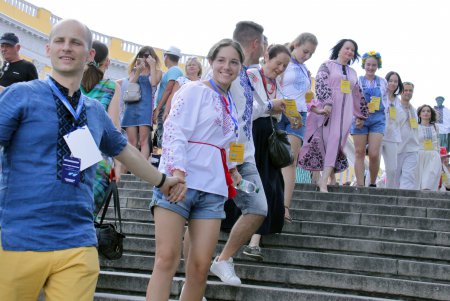 Одесситы взялись за руки и образовали живую вышиванковую цепь (фоторепортаж)
