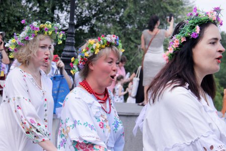 Одесситы взялись за руки и образовали живую вышиванковую цепь (фоторепортаж)
