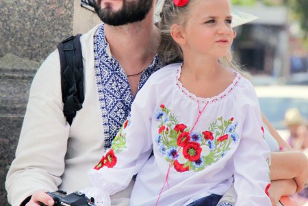 Одесситы взялись за руки и образовали живую вышиванковую цепь (фоторепортаж)