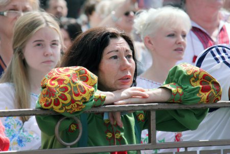 Одесситы взялись за руки и образовали живую вышиванковую цепь (фоторепортаж)