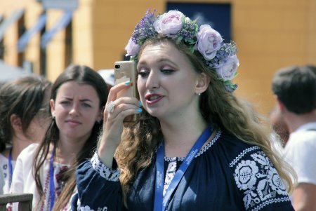 Одесситы взялись за руки и образовали живую вышиванковую цепь (фоторепортаж)