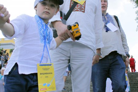 Одесситы взялись за руки и образовали живую вышиванковую цепь (фоторепортаж)