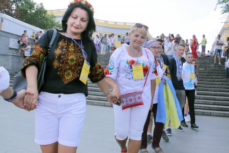 Одесситы взялись за руки и образовали живую вышиванковую цепь (фоторепортаж)