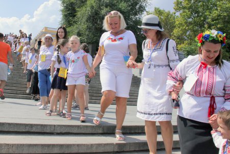 Одесситы взялись за руки и образовали живую вышиванковую цепь (фоторепортаж)