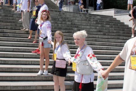 Одесситы взялись за руки и образовали живую вышиванковую цепь (фоторепортаж)