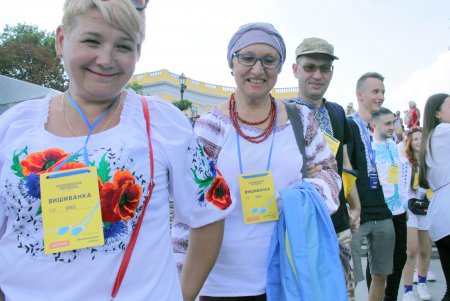 Одесситы взялись за руки и образовали живую вышиванковую цепь (фоторепортаж)