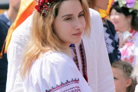 Одесситы взялись за руки и образовали живую вышиванковую цепь (фоторепортаж)