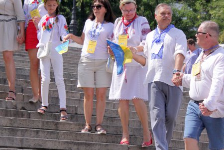Одесситы взялись за руки и образовали живую вышиванковую цепь (фоторепортаж)