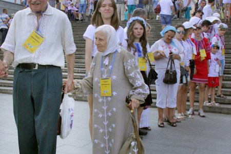 Одесситы взялись за руки и образовали живую вышиванковую цепь (фоторепортаж)
