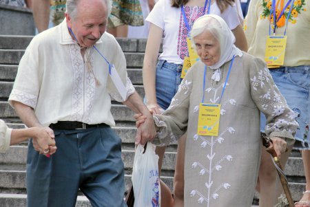 Одесситы взялись за руки и образовали живую вышиванковую цепь (фоторепортаж)