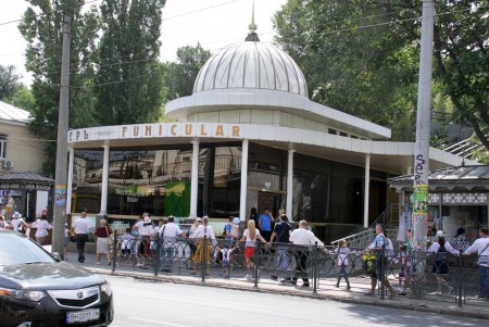 Одесситы взялись за руки и образовали живую вышиванковую цепь (фоторепортаж)