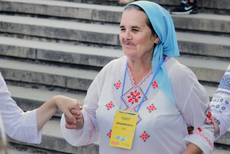 Одесситы взялись за руки и образовали живую вышиванковую цепь (фоторепортаж)