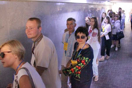 Одесситы взялись за руки и образовали живую вышиванковую цепь (фоторепортаж)