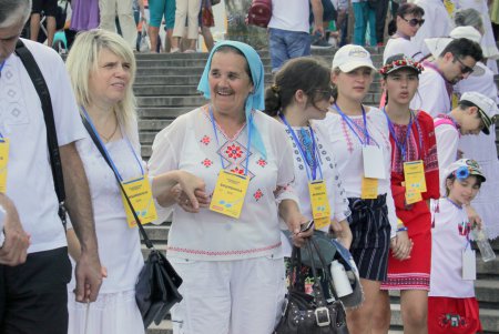 Одесситы взялись за руки и образовали живую вышиванковую цепь (фоторепортаж)