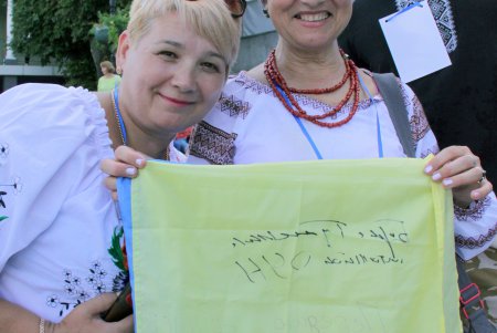 Одесситы взялись за руки и образовали живую вышиванковую цепь (фоторепортаж)