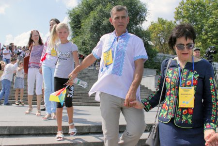 Одесситы взялись за руки и образовали живую вышиванковую цепь (фоторепортаж)