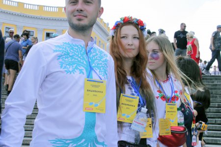 Одесситы взялись за руки и образовали живую вышиванковую цепь (фоторепортаж)