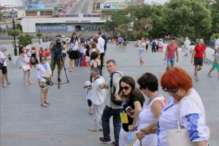 Одесситы взялись за руки и образовали живую вышиванковую цепь (фоторепортаж)