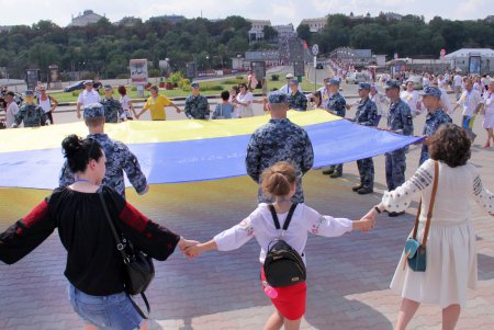 Одесситы взялись за руки и образовали живую вышиванковую цепь (фоторепортаж)