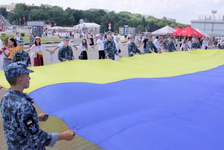 Одесситы взялись за руки и образовали живую вышиванковую цепь (фоторепортаж)