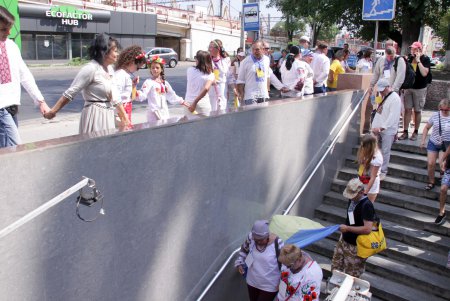 Одесситы взялись за руки и образовали живую вышиванковую цепь (фоторепортаж)