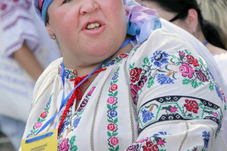 Одесситы взялись за руки и образовали живую вышиванковую цепь (фоторепортаж)