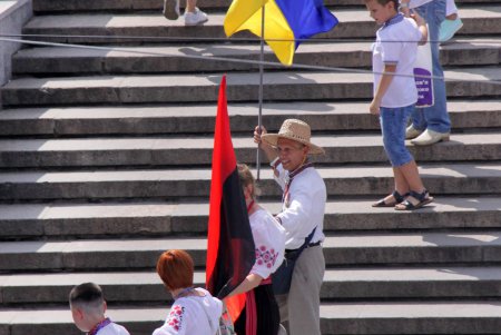 Одесситы взялись за руки и образовали живую вышиванковую цепь (фоторепортаж)