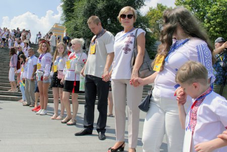 Одесситы взялись за руки и образовали живую вышиванковую цепь (фоторепортаж)