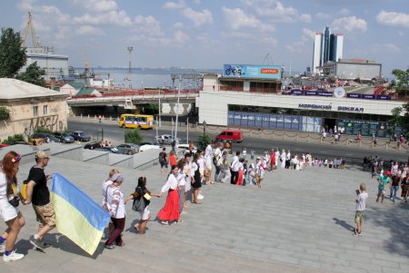 Одесситы взялись за руки и образовали живую вышиванковую цепь (фоторепортаж)