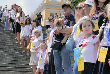 Одесситы взялись за руки и образовали живую вышиванковую цепь (фоторепортаж)