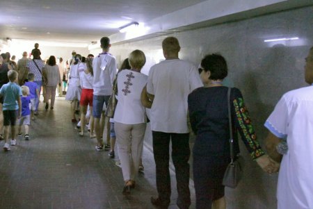 Одесситы взялись за руки и образовали живую вышиванковую цепь (фоторепортаж)