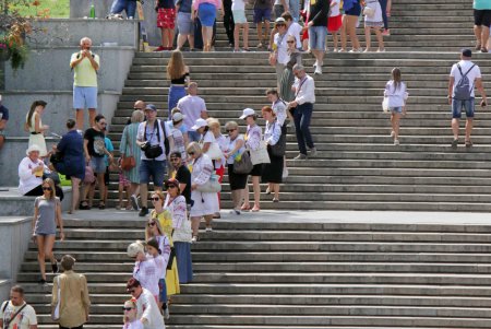 Одесситы взялись за руки и образовали живую вышиванковую цепь (фоторепортаж)