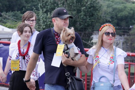 Одесситы взялись за руки и образовали живую вышиванковую цепь (фоторепортаж)