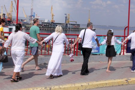 Одесситы взялись за руки и образовали живую вышиванковую цепь (фоторепортаж)