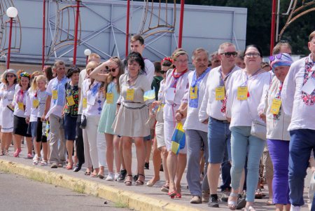 Одесситы взялись за руки и образовали живую вышиванковую цепь (фоторепортаж)