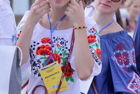 Одесситы взялись за руки и образовали живую вышиванковую цепь (фоторепортаж)