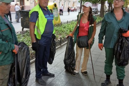 Дополнительные бригады коммунальщиков убирают улицы Одессы в праздничные дни (фото)