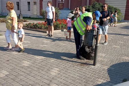 Дополнительные бригады коммунальщиков убирают улицы Одессы в праздничные дни (фото)