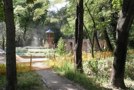 Уличная сцена, спортивные и игровые комплексы, новые скамейки и урны: сквер на Французском бульваре преображается (фоторепортаж) 