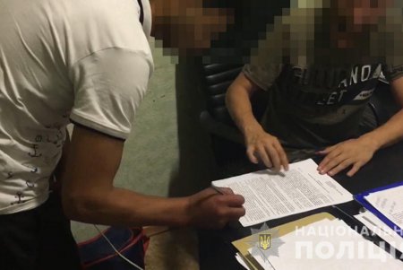 В Малиновском районе с женщины сорвали ювелирные украшения прямо в квартире (фото, видео)