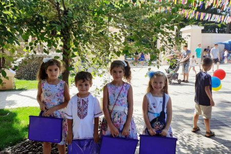 В Летнем театре прошла социальная акция «Первый раз — в первый класс» (фото)