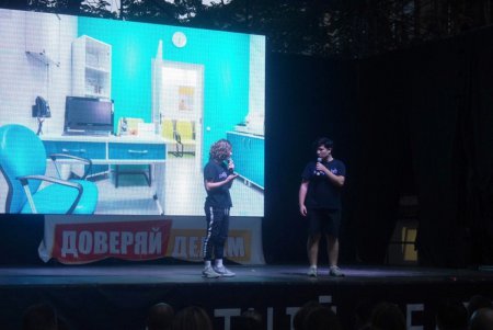 Море юмора и шуток: в Летнем театре соревновались финалисты Школьной Лиги Смеха (фото) 