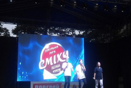 Море юмора и шуток: в Летнем театре соревновались финалисты Школьной Лиги Смеха (фото) 