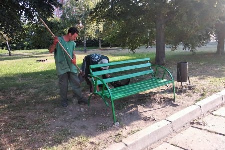 В местных парках и скверах регулярно подметают дорожки и опустошают урны (фото)